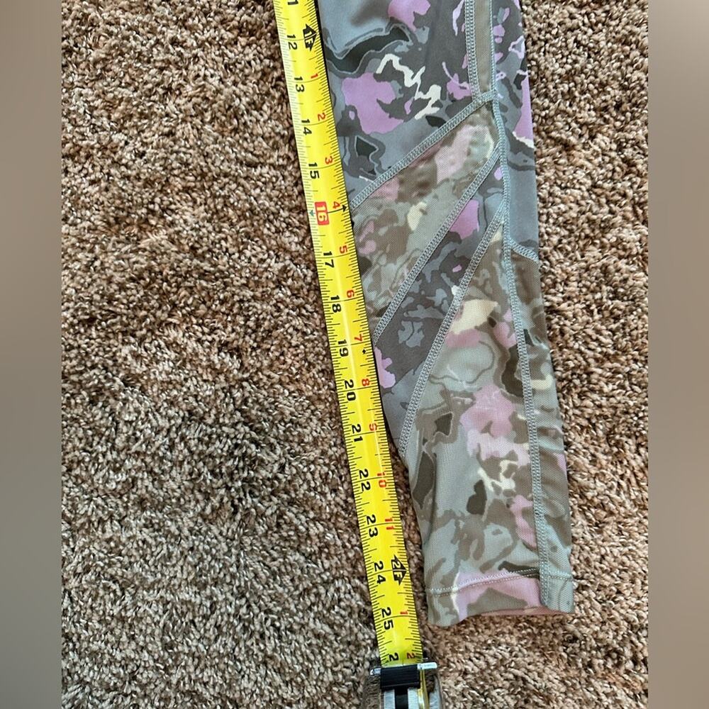 Gymshark Women’s Size Small patterned leggings, (see waist measurements) - Picture 11 of 11